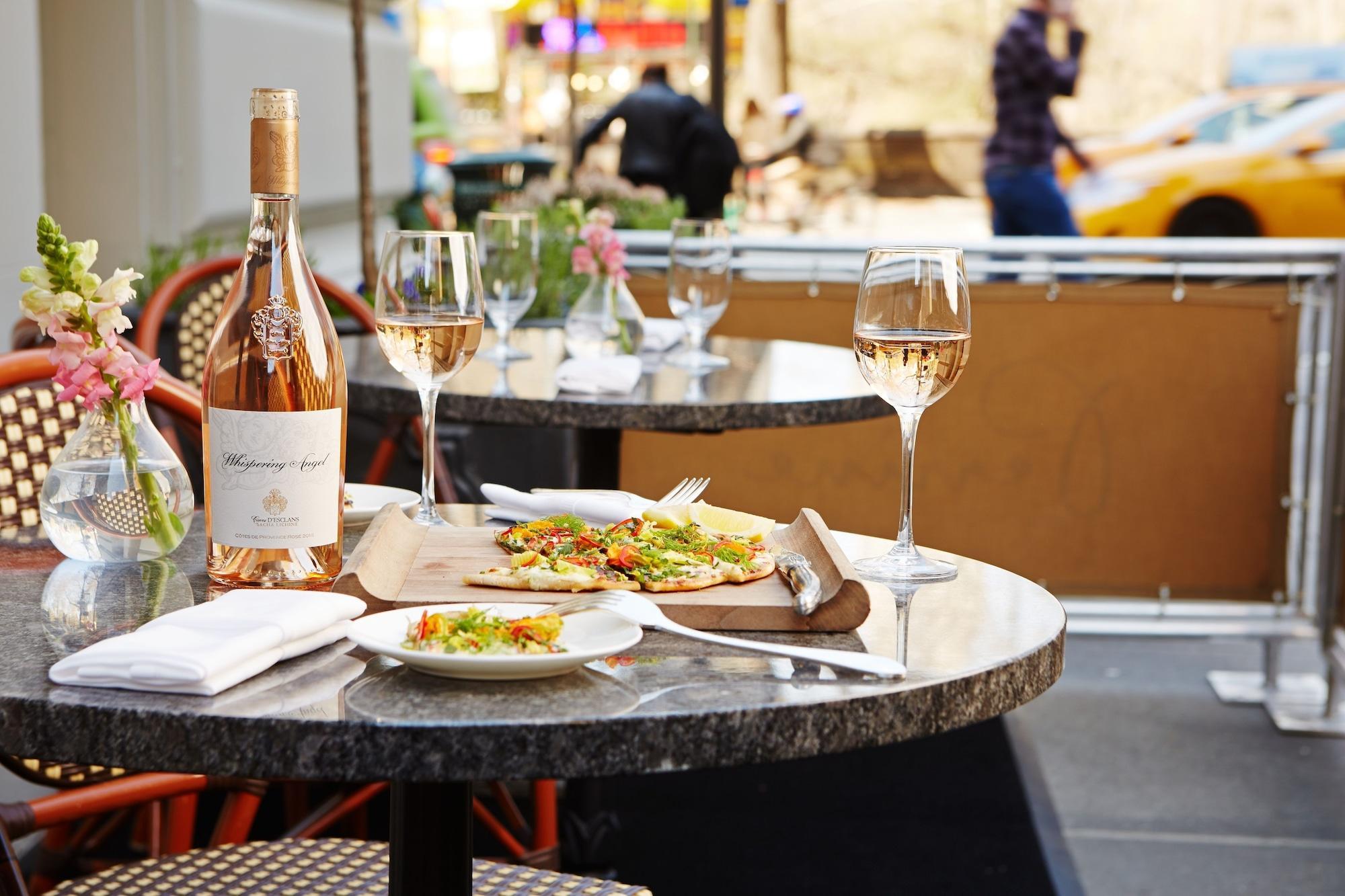 The Pierre, A Taj Hotel, New York Eksteriør bilde A wine and cheese tasting at a wine bar in New York City