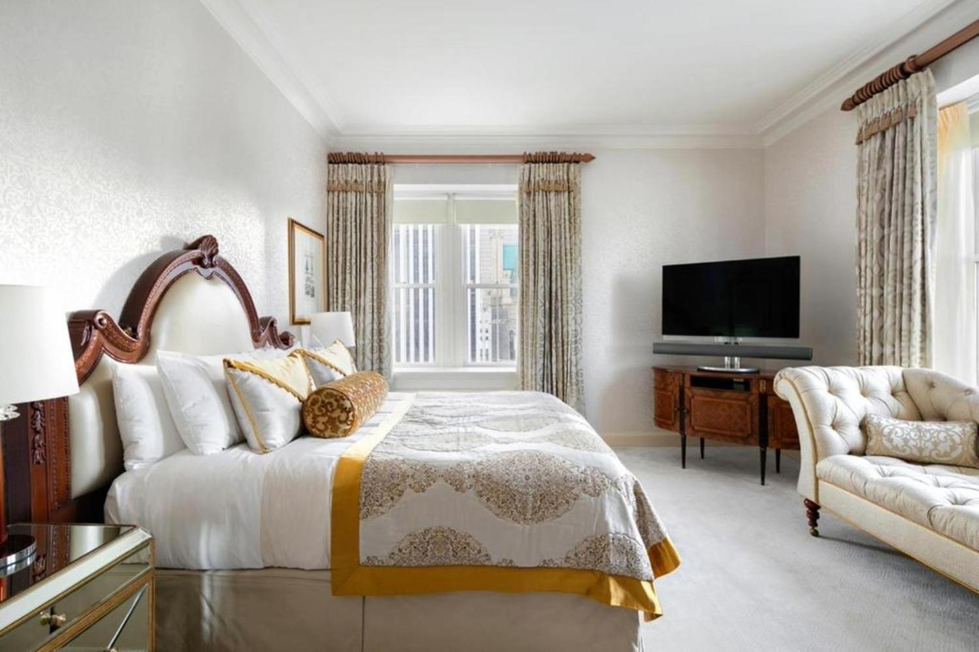 The Pierre, A Taj Hotel, New York Eksteriør bilde A bedroom at the hotel