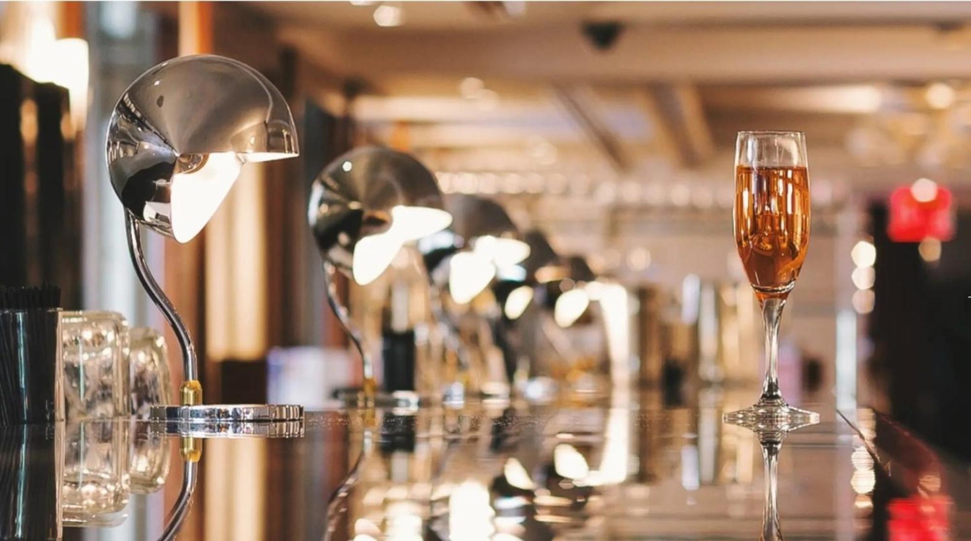 The Pierre, A Taj Hotel, New York Eksteriør bilde A glass of champagne