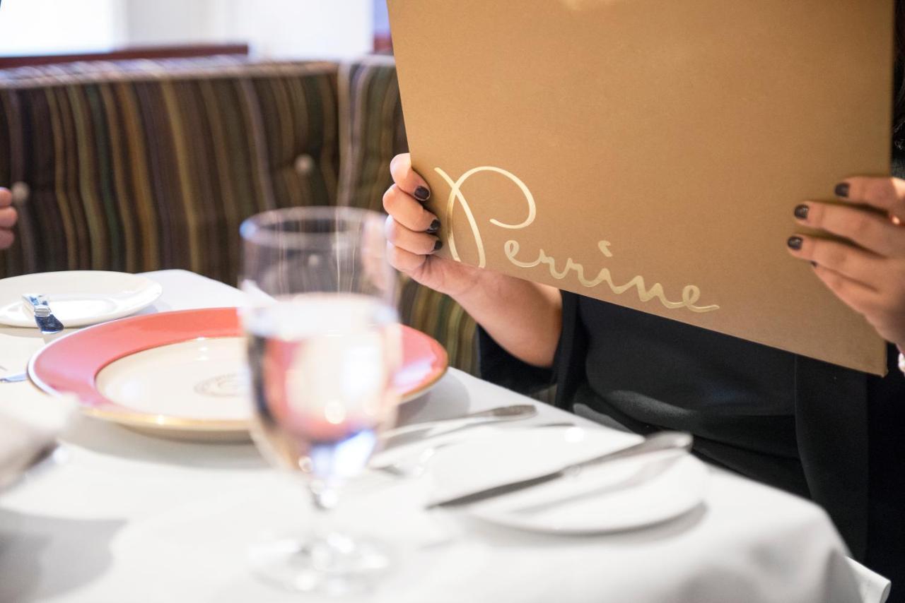 The Pierre, A Taj Hotel, New York Eksteriør bilde A server delivers a box of Perrier water at a restaurant